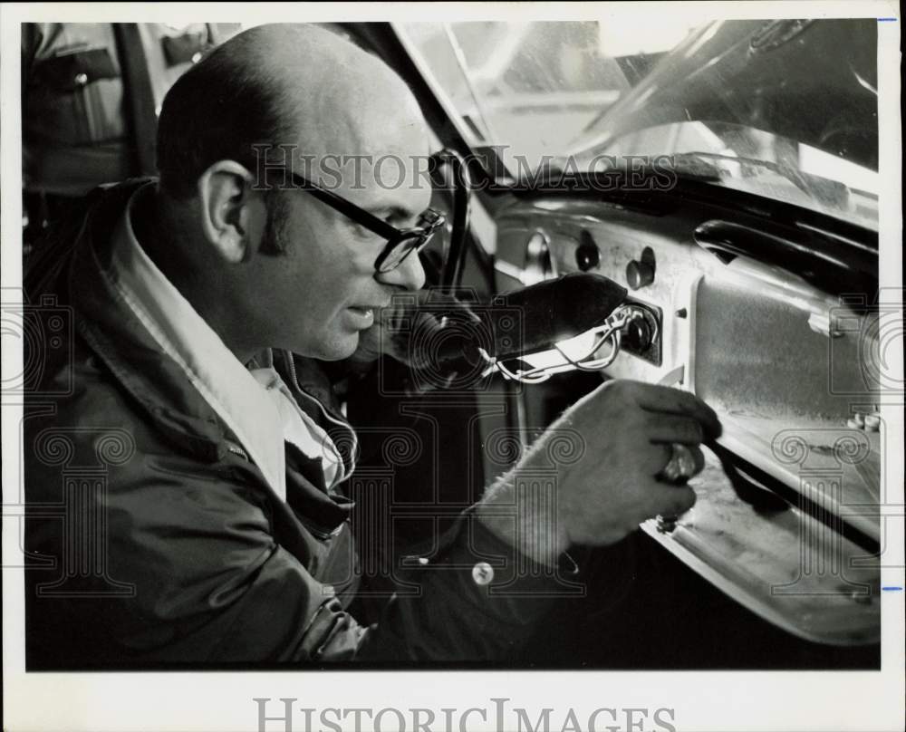 1974 Press Photo Norbert LeBlanc checks for fingerprints on Volkswagen.- Historic Images