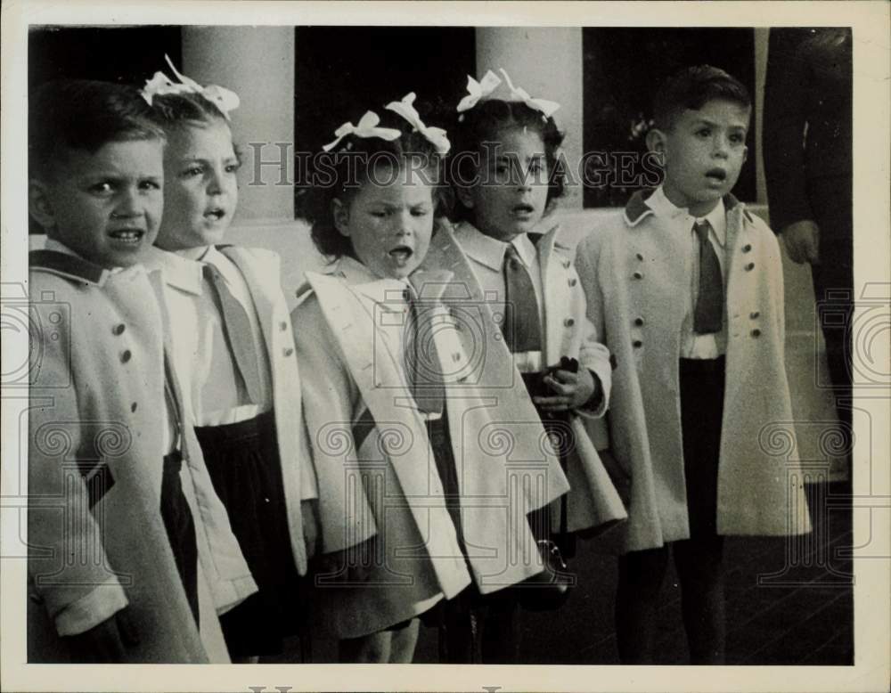 1947 Press Photo Diligenti quints sing Happy Birthday in Buenos Aires.- Historic Images