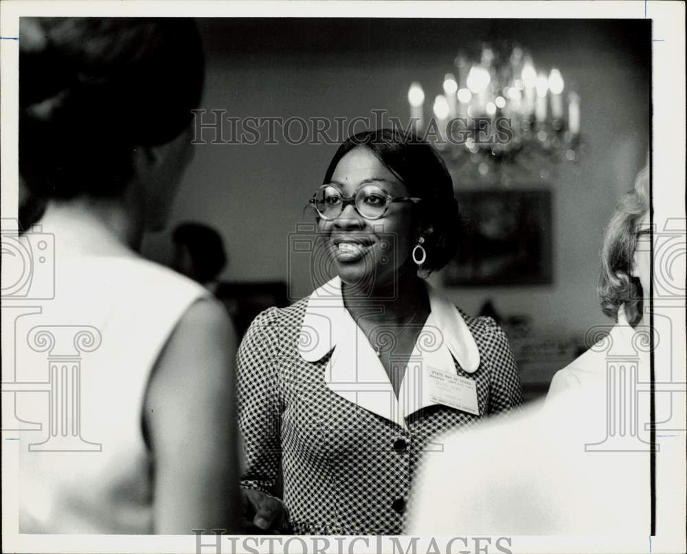 1972 Press Photo Norma Mims Watson, Houston Legal Foundation attorney, chats.- Historic Images