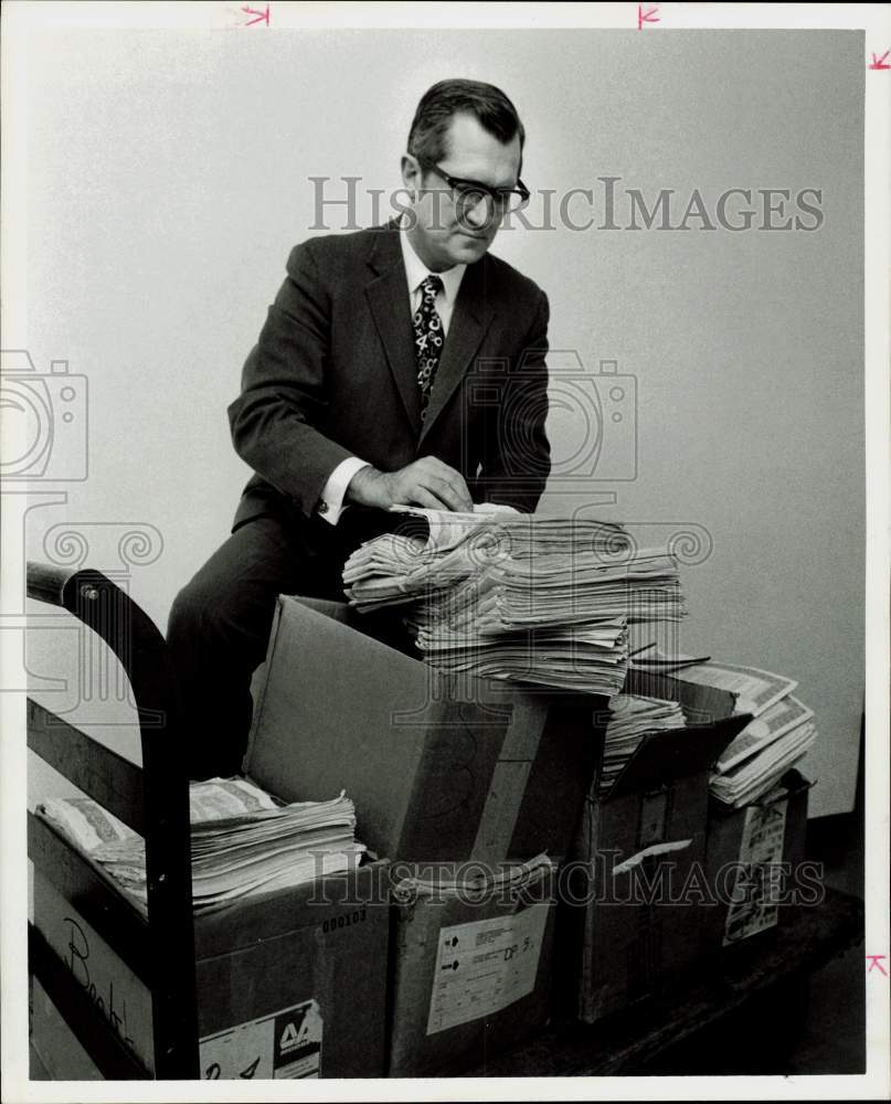 1971 Press Photo Grady Fullerton, Harris County Auditor, shown with documents.- Historic Images