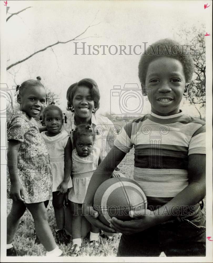 1975 Press Photo Robert Jackson&#39;s wife and children. - hpa72577- Historic Images