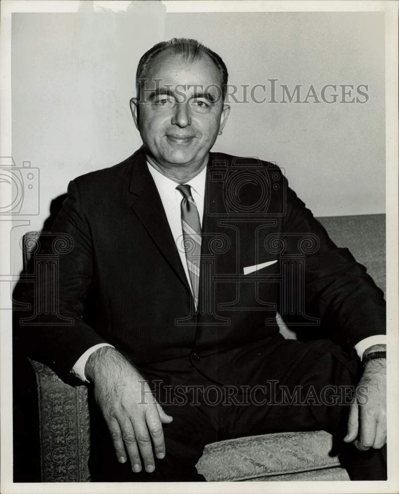 1965 Press Photo Dr. Gilbert Holloway, teacher, writer and counselor- Historic Images