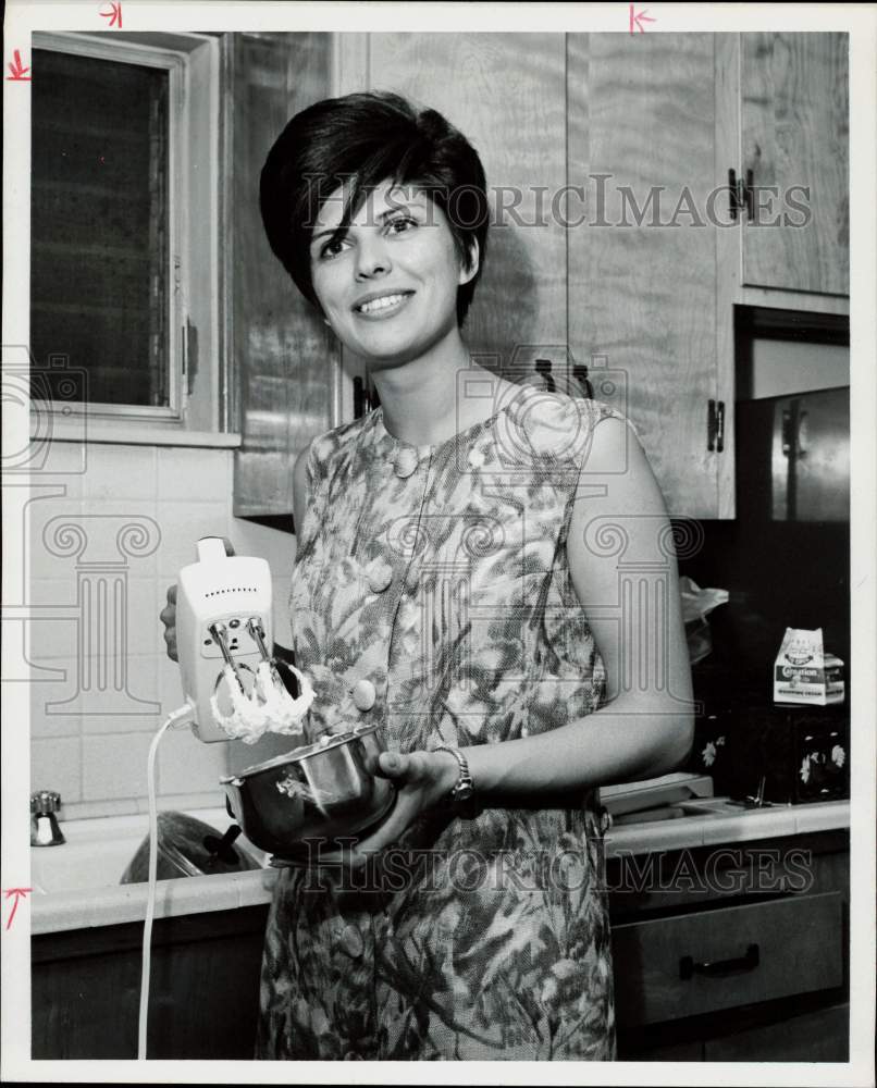 1966 Press Photo Charlotte Scheiris, Baylor Medical School Virology researcher.- Historic Images