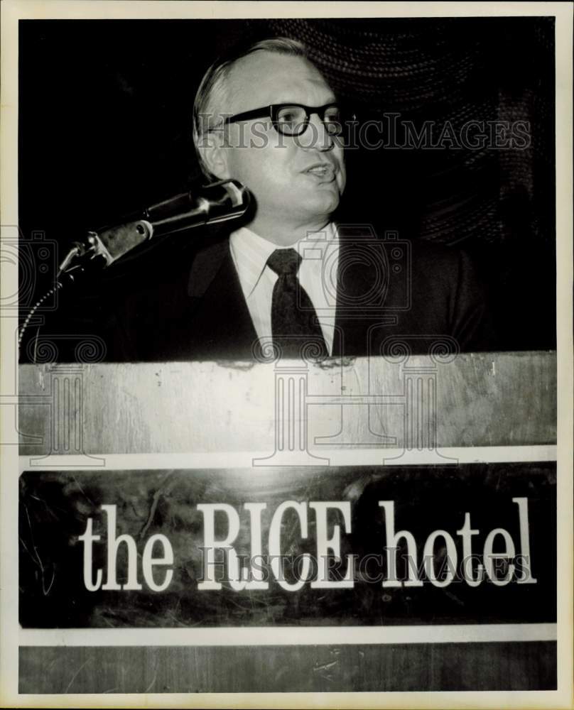 1971 Press Photo Walter Hickel, former Interior Secretary, speaks at Rice Hotel.- Historic Images