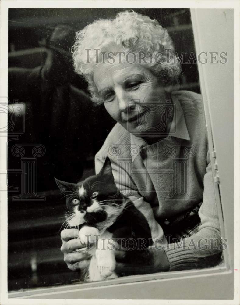 1961 Press Photo Mary Zuber, YMCA Secretary - hpa72806- Historic Images