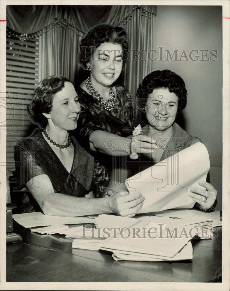 1961 Press Photo Mmes. H.L. Mitchell, J.D. Thompson, L.A. Hughes review document- Historic Images