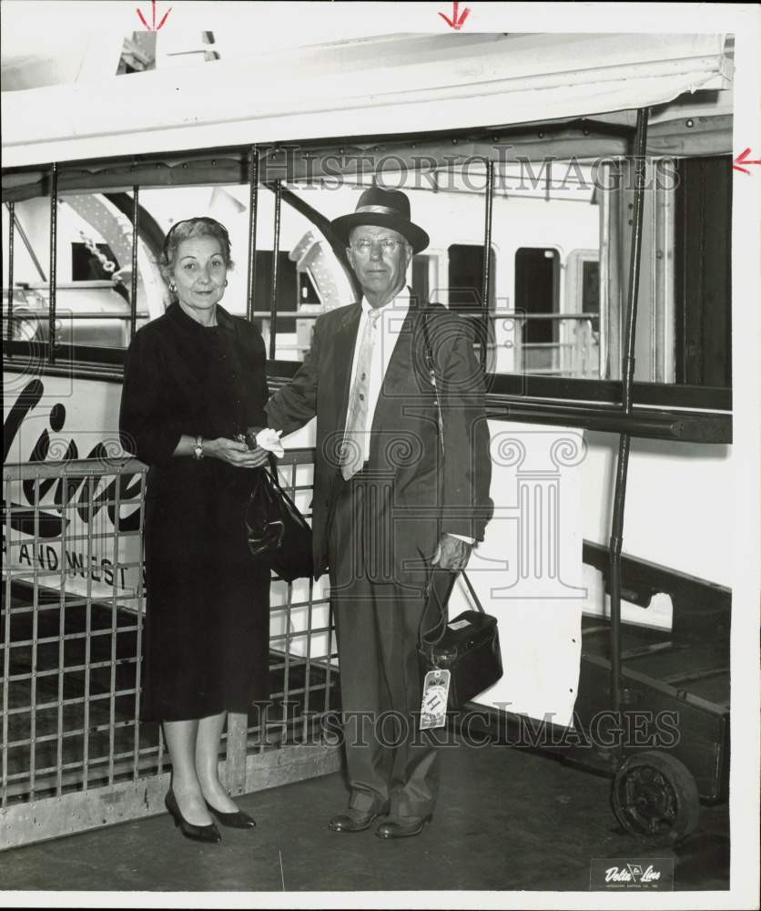 1959 Press Photo Arlo Hatfield, Gulf Oil official, with his wife. - hpa72922- Historic Images