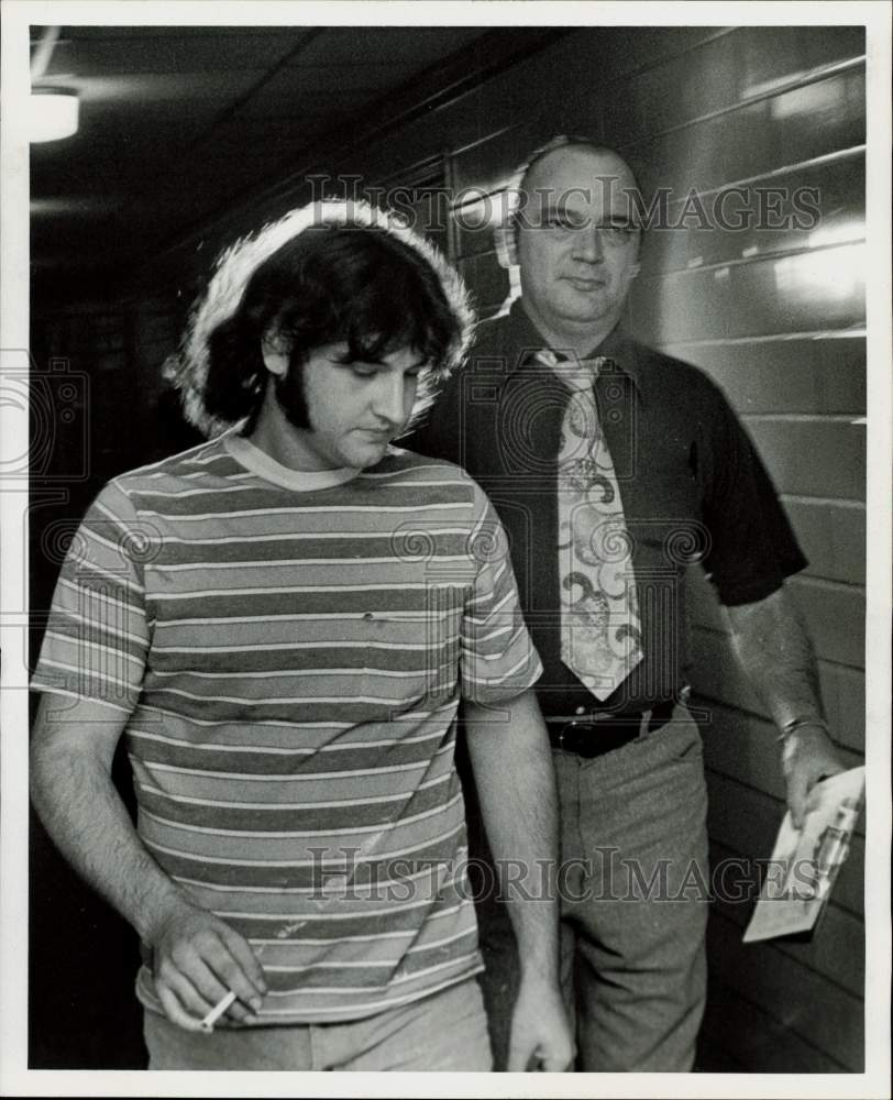 1974 Press Photo William Elliott escorted by Detective Dave Collier. - hpa72983- Historic Images