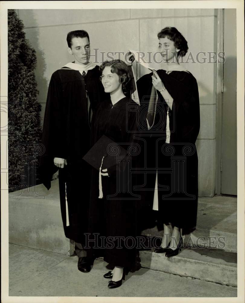 Press Photo Elsie Ruth Lee, Guye Ellen Johnson and Bob Jones receive degrees- Historic Images