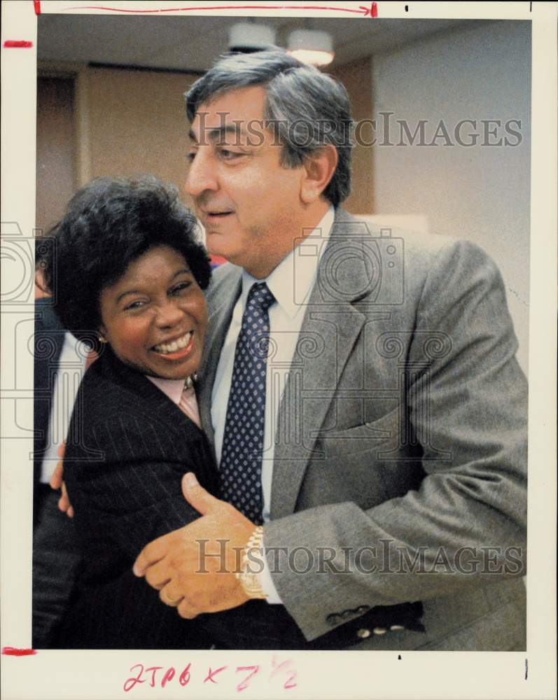 1987 Press Photo Naomi Lede and Louis Macey hug at MTA headquarters.- Historic Images