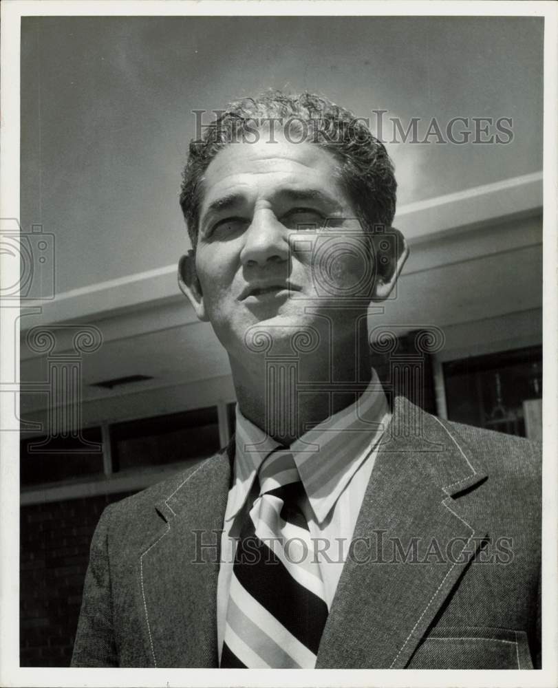 1972 Press Photo W.C. Lynch, Pearland High School Principal in Texas.- Historic Images