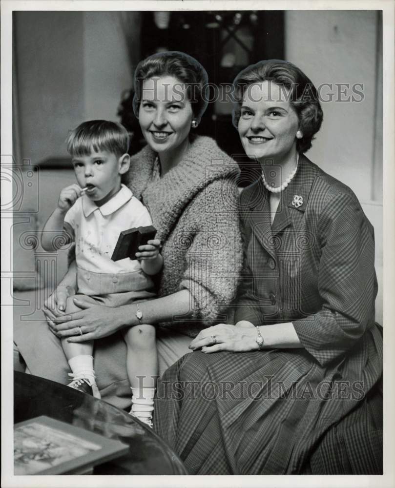 1961 Press Photo Paul Kinscherff, Mrs. William C. Lynch &amp; Mrs. Robert Kinscherff- Historic Images