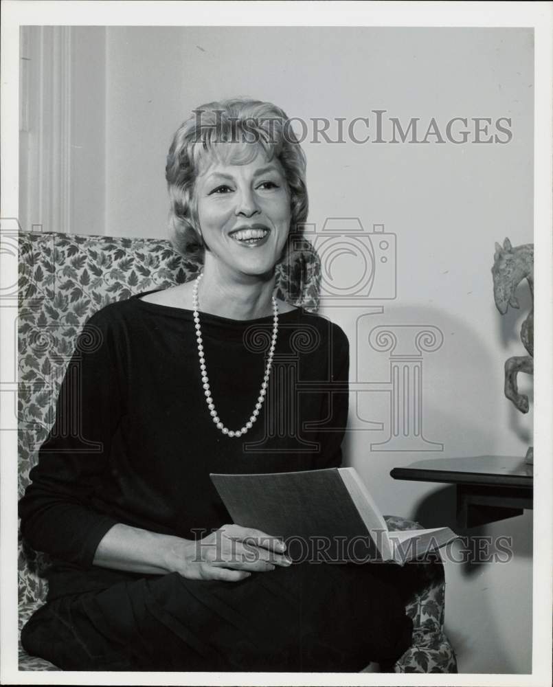 1961 Press Photo Mrs. Charles Leftwich, Sakonwitz Sales Promotion assistant.- Historic Images