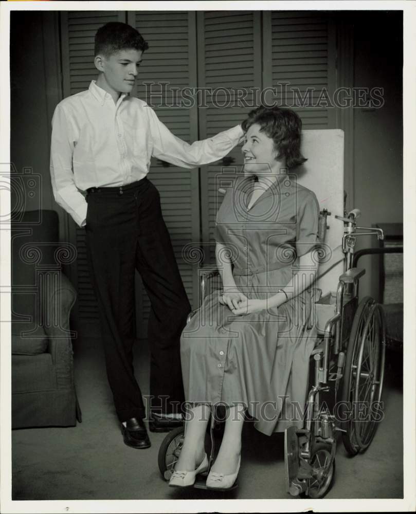 1962 Press Photo Mrs. Lisbeth Hild, teacher from Houston, Texas, and son Johnny.- Historic Images