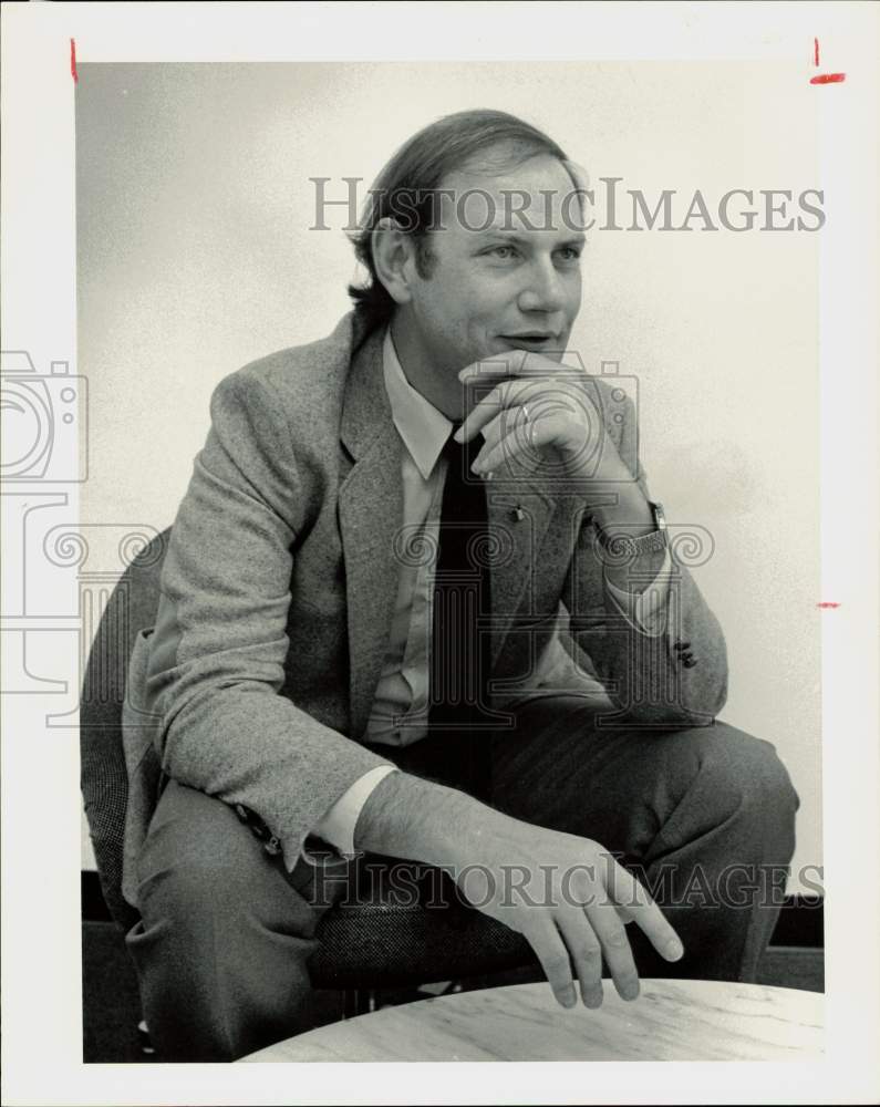 1983 Press Photo Jon Holmes, author &amp; photographer of &quot;Texas: A Self Portrait.&quot;- Historic Images