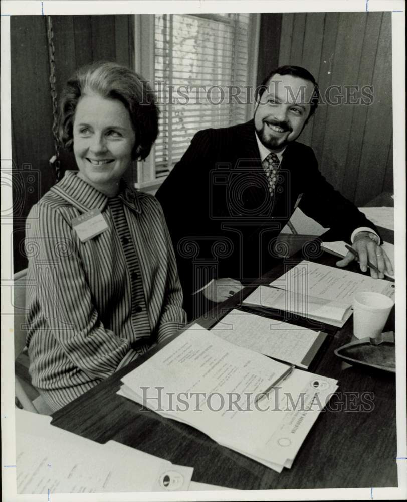 1970 Press Photo Mrs. Philip Hoffman and George C. Stephens in an office, Texas.- Historic Images