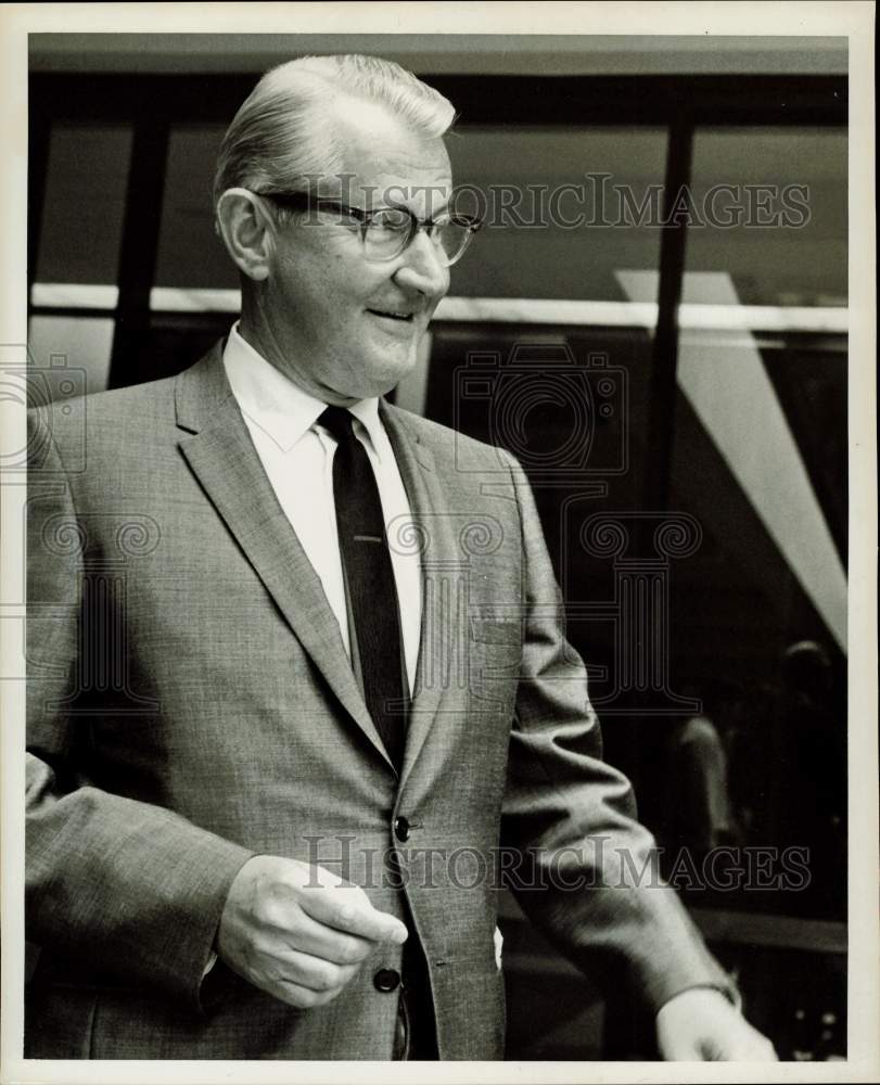 Press Photo Dr. Philip Hoffman, University of Houston President. - hpa73326- Historic Images