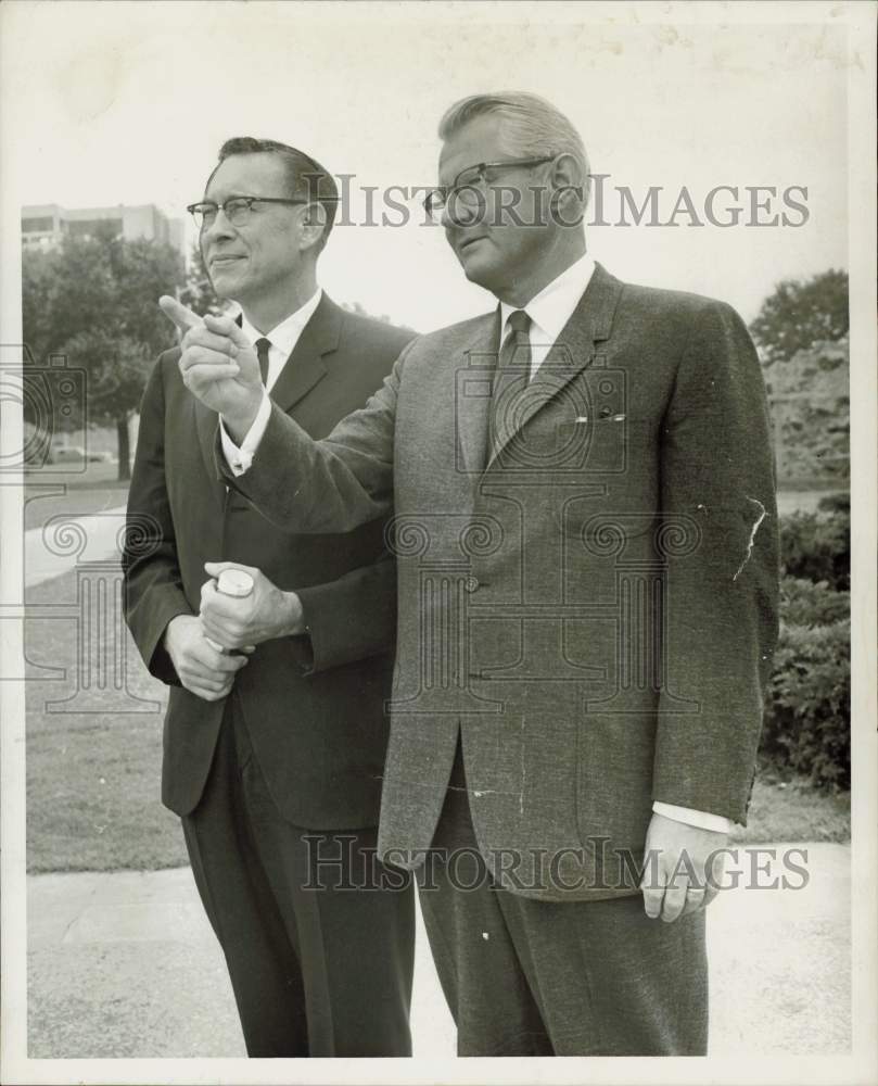 1966 Press Photo Dr. Philip Hoffman &amp; Dr. Jack Williams at University of Houston- Historic Images