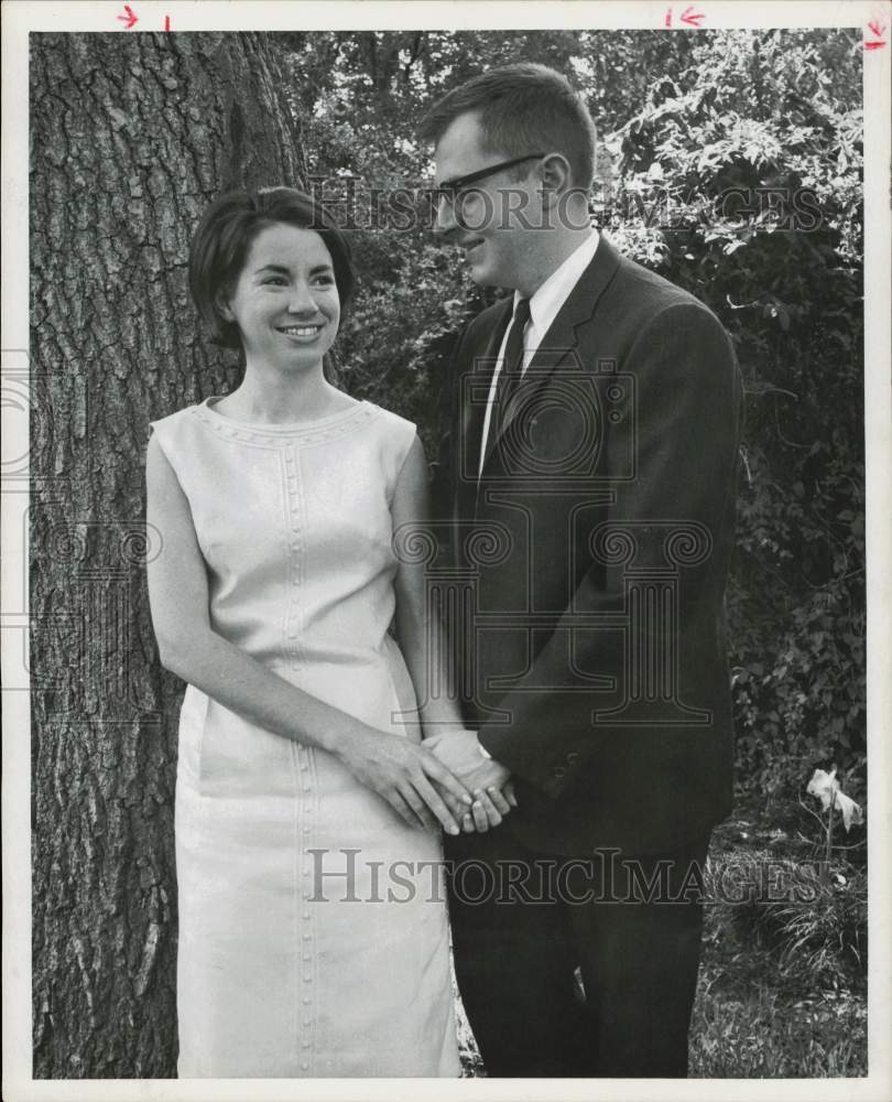 1965 Press Photo Claire McGhee &amp; Philip Hoffman Jr. announce wedding in Houston.- Historic Images