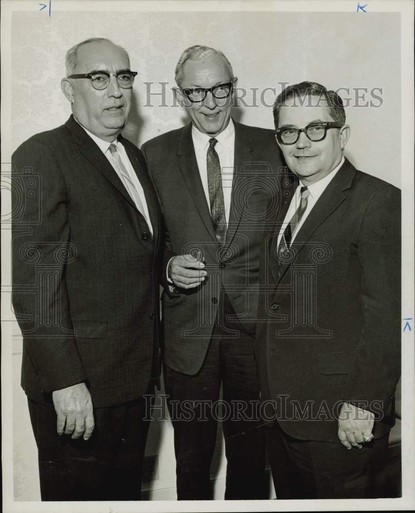 1967 Press Photo Monty Martin shown with other AIPG members in Houston.- Historic Images