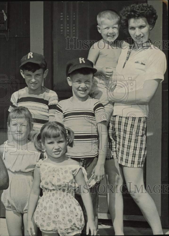 1959 Press Photo Mrs. Ellery Speight shown with her family. - hpa73492- Historic Images