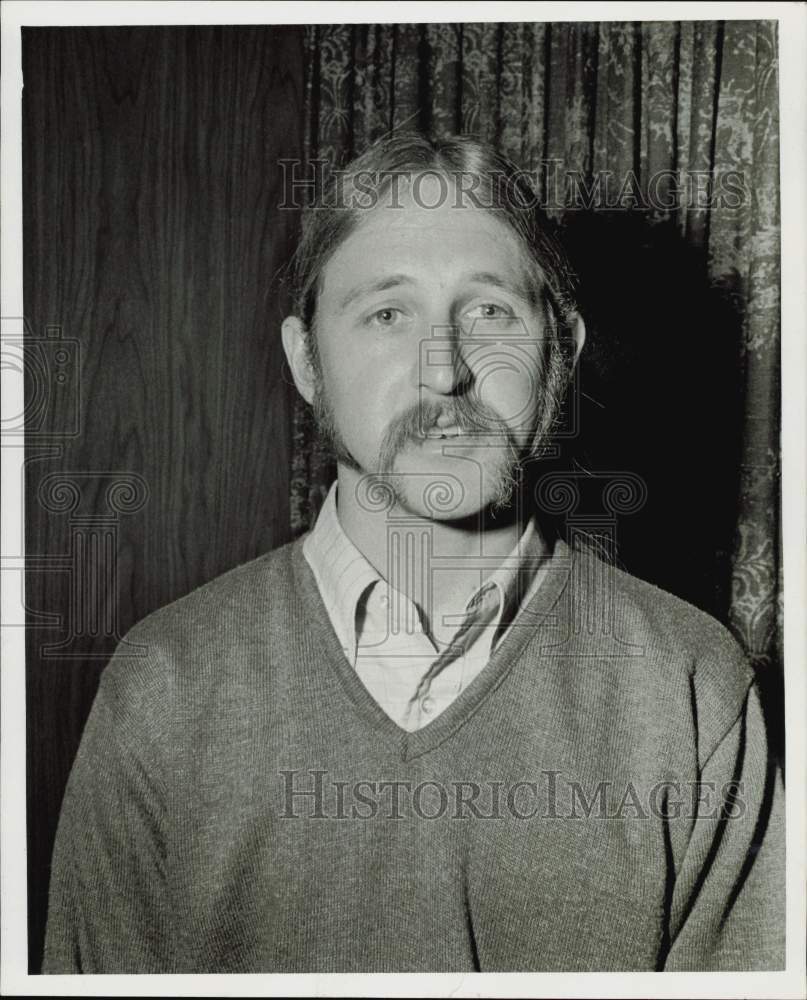 1971 Press Photo Elroy James Spanihel, Army veteran files suit over lost job.- Historic Images