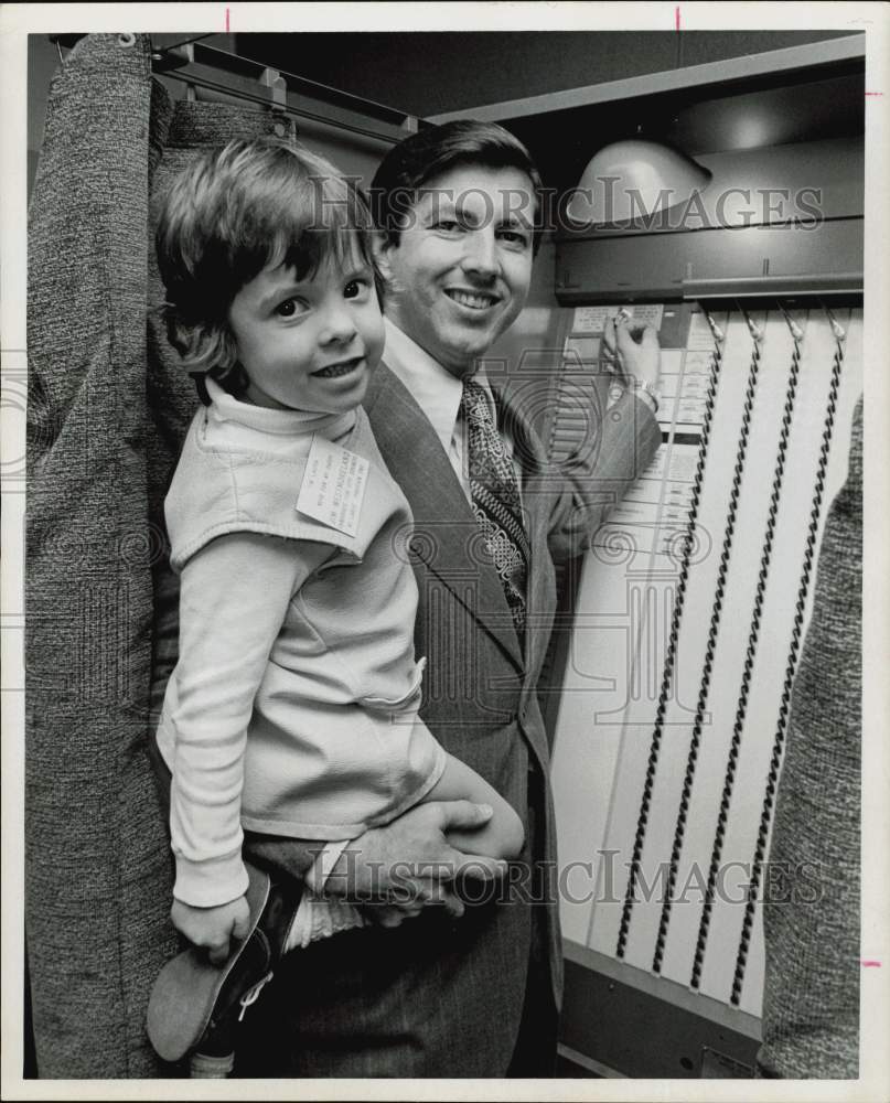 1973 Press Photo Jim Westmoreland, Houston City Councilman, and daughter, Laura.- Historic Images