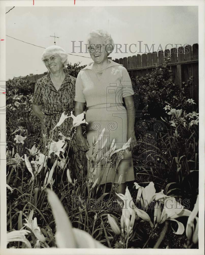 1969 Press Photo Mrs. Ben Wheeler of American Hemerocallis Society in garden.- Historic Images