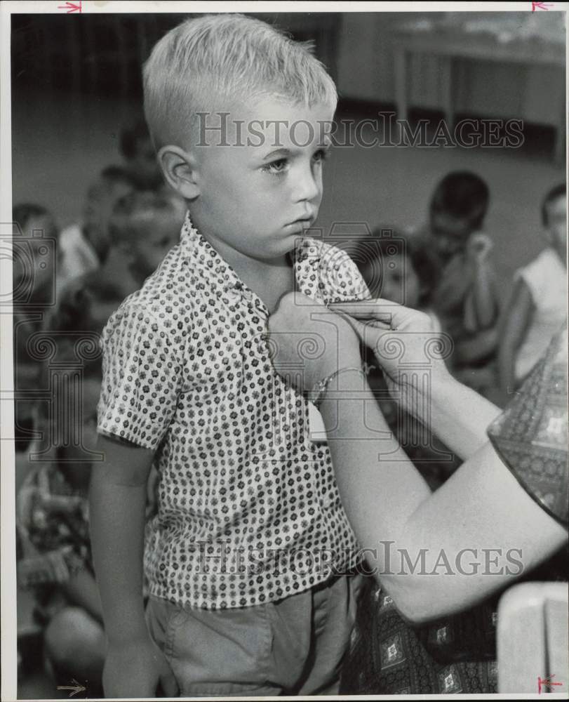 1959 Press Photo Bud Nagel has note pinned to shirt at Lovett School.- Historic Images