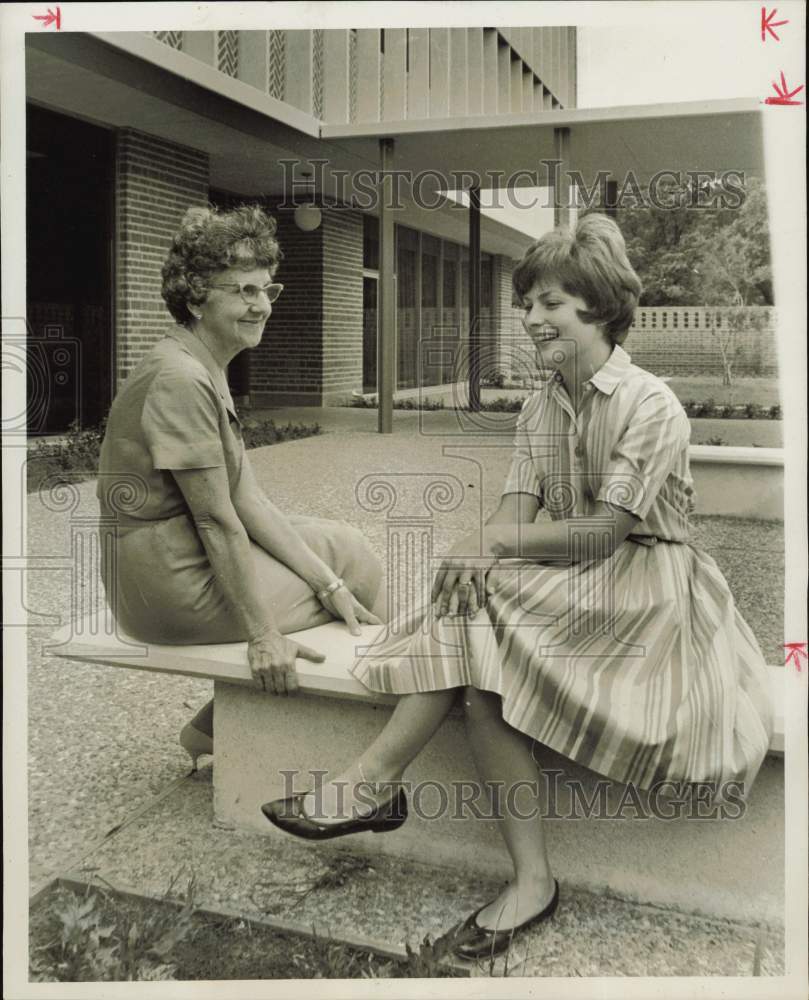 1965 Press Photo Mrs. C.M. Morrow and Carol Spaw talk at Brown College- Historic Images