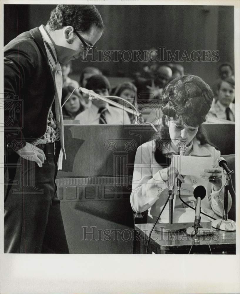 1974 Press Photo Allen Laven, Assistant City Attorney, questions girl in court.- Historic Images