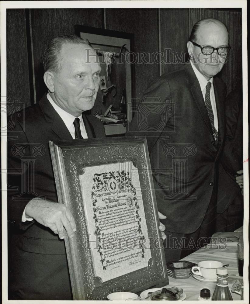 1969 Press Photo Harvey Moore, TDC Warden, holds plaque as Dr. Beto looks on.- Historic Images