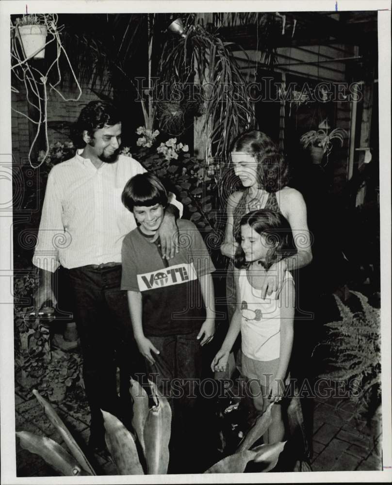 1972 Press Photo Patrick and Barbara Lopez with their children. - hpa73955- Historic Images