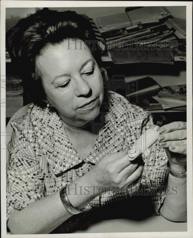 1967 Press Photo Dr. Marjorie McCorquodale studies primitive art object, Houston- Historic Images