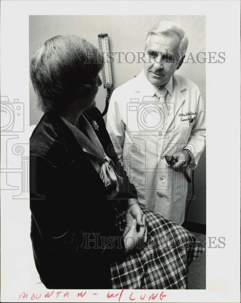 1979 Press Photo Dr. Clifton Mountain examines patient at M.D. Anderson clinic.- Historic Images