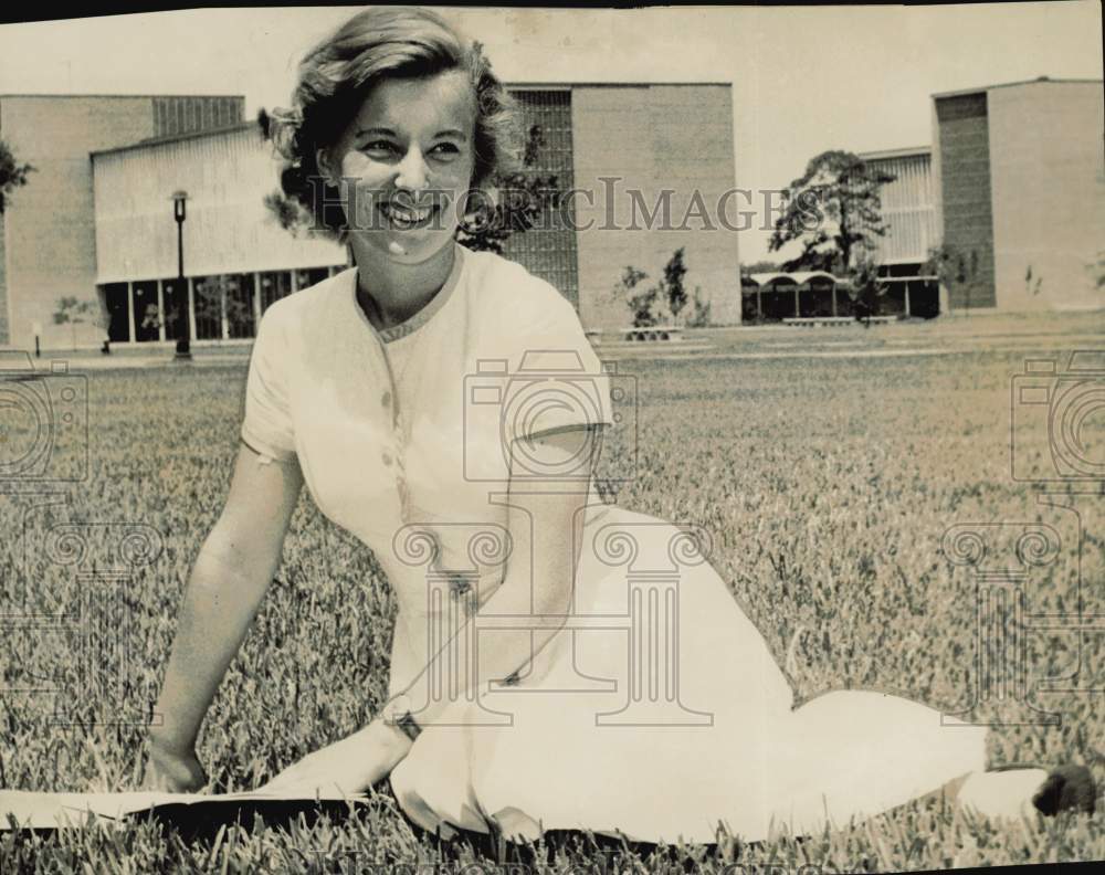 1962 Press Photo Elzbieta Iwanicka of Warsaw visits Rice University in Houston.- Historic Images