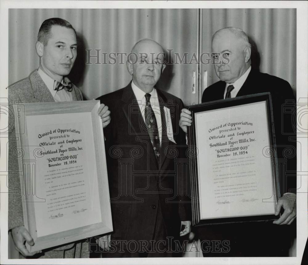 1954 Press Photo Owner Ernest Kurth Sr. of Southland Paper at award ceremony- Historic Images