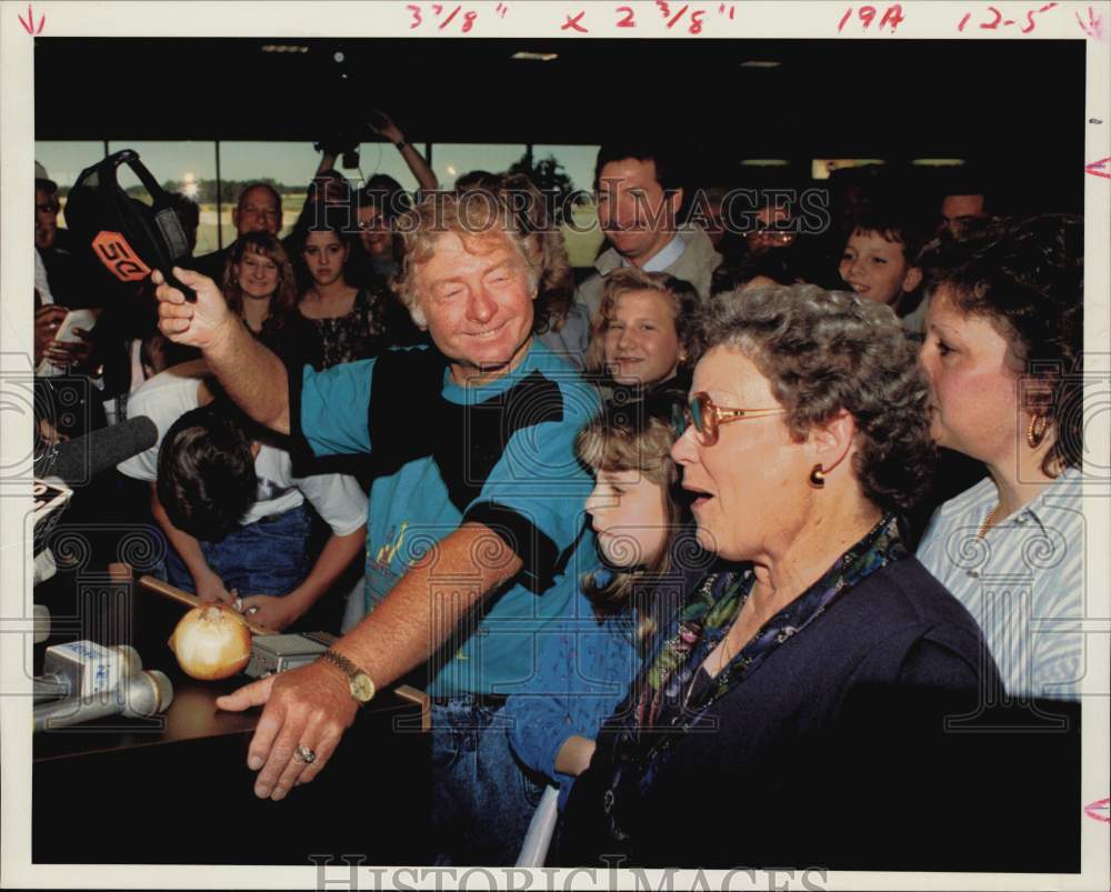 1990 Press Photo Freed hostage Royce Smart greets Houston airport crowd.- Historic Images