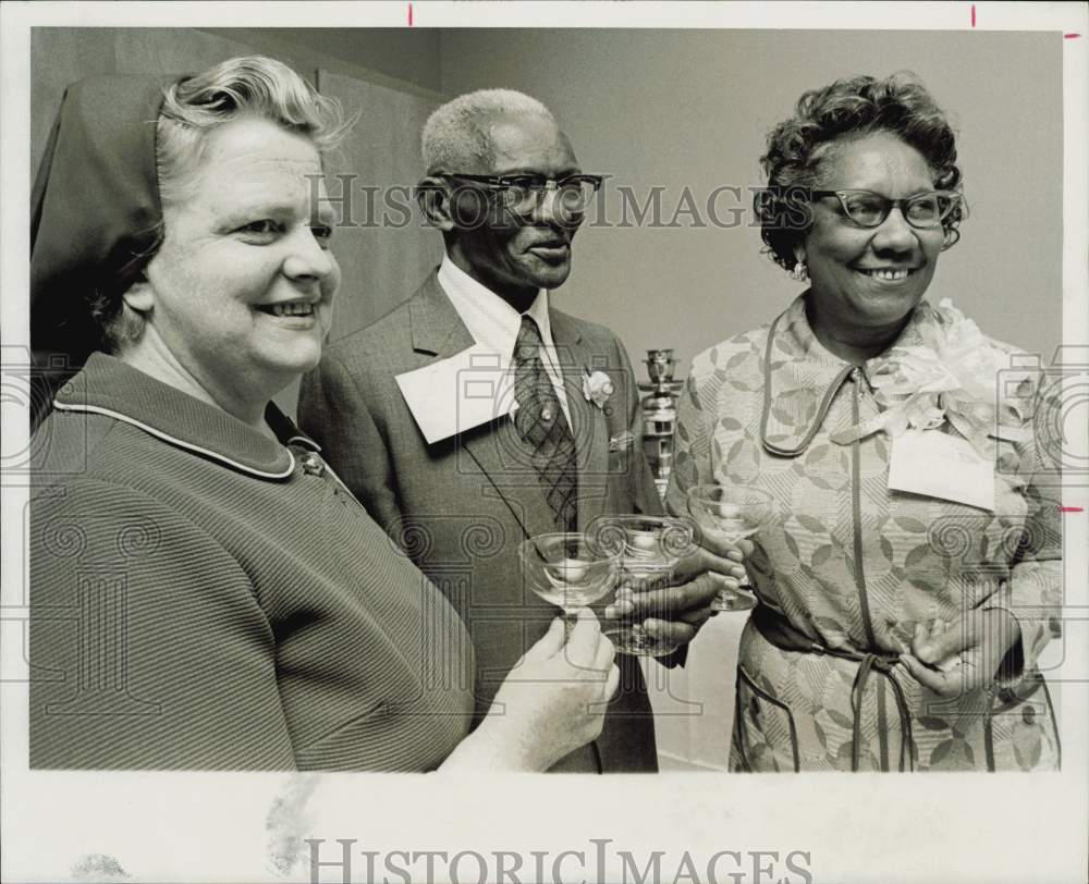 1972 Press Photo Sister Mary Benedict toasts St. Elizabeth&#39;s employees.- Historic Images