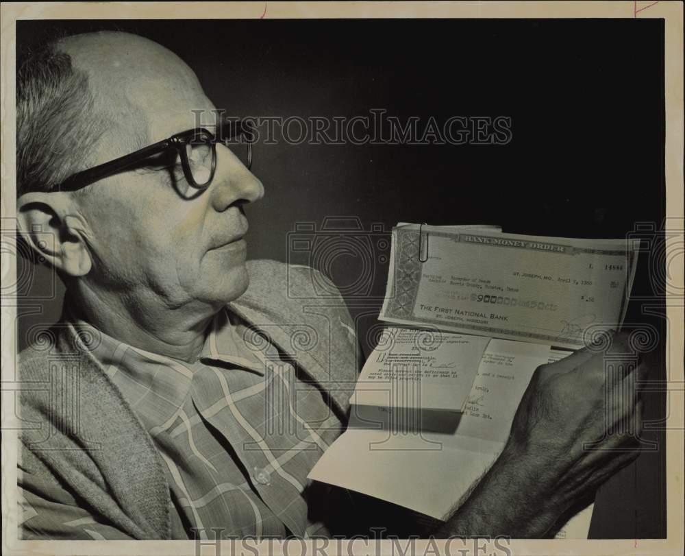 1960 Press Photo Sam Frye, County Deputy Clerk, examines &quot;insufficient&quot; fee, TX.- Historic Images