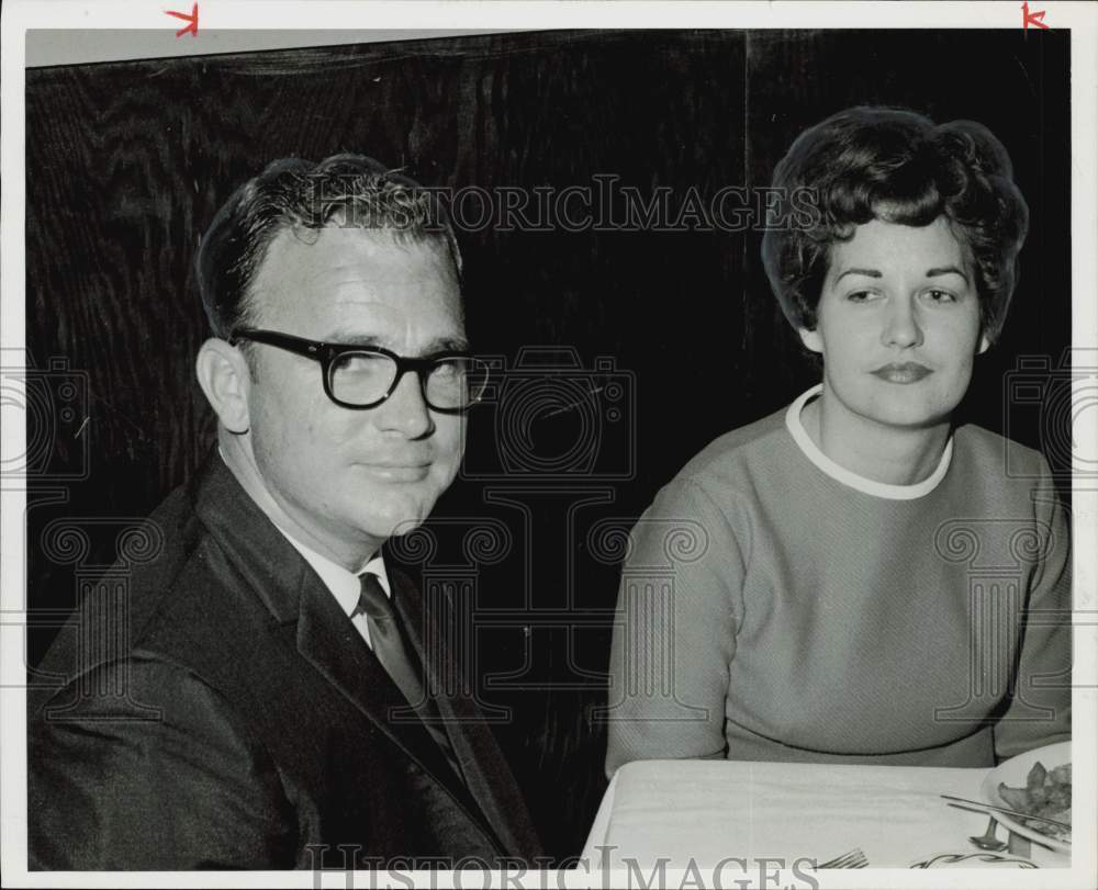 1968 Press Photo Kenneth Hinton of Southwest Labs and wife, Marilyn, at Galdo&#39;s- Historic Images