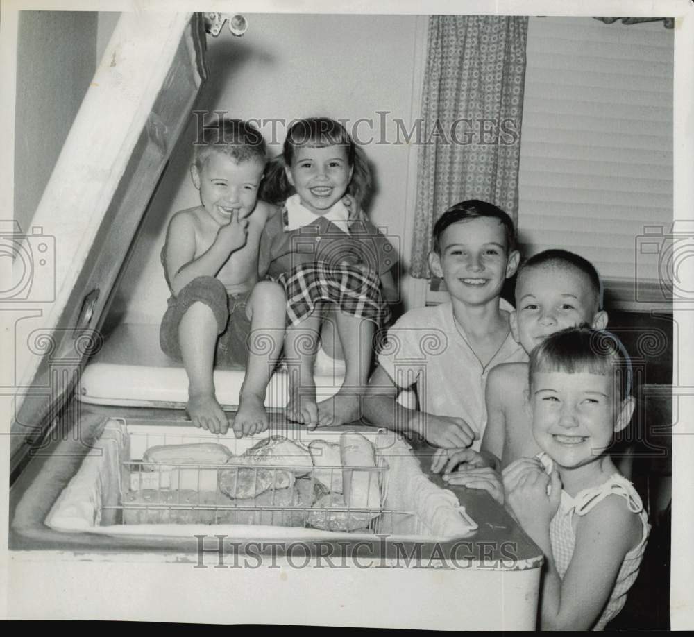 1959 Press Photo Ellery Speight&#39;s children view contents of deep-freezer.- Historic Images