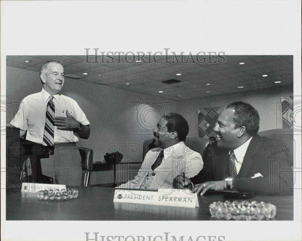 1980 Press Photo Leonard Spearman talks with Governor and Ernest Sterling at TSU- Historic Images