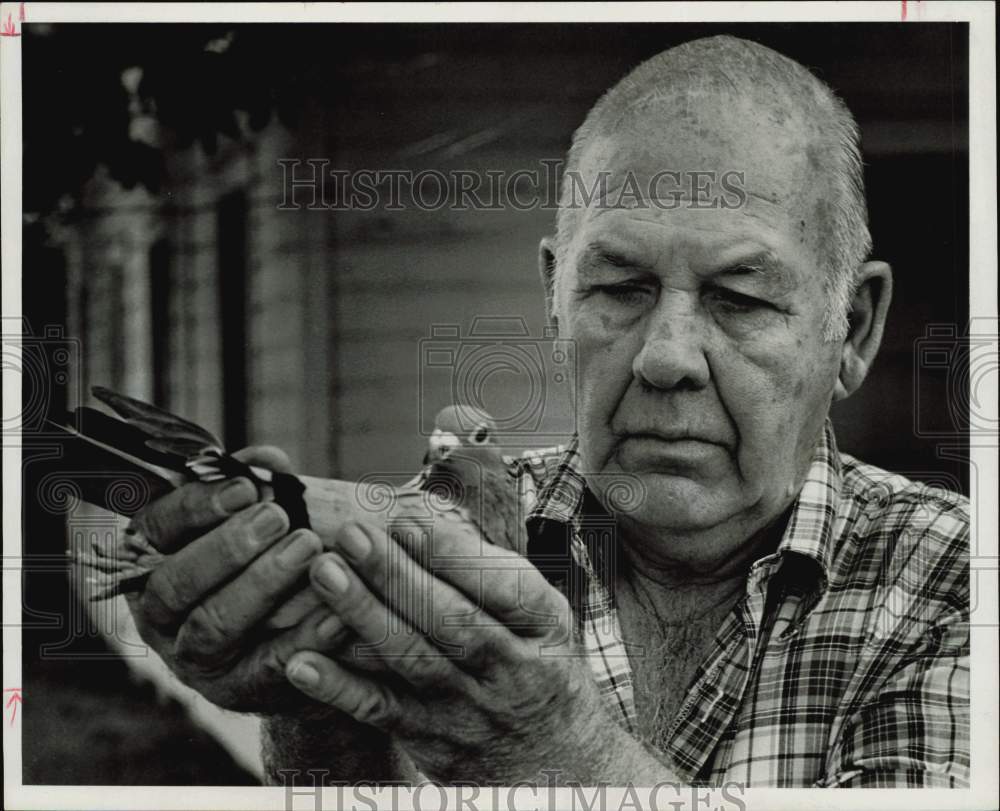 1978 Press Photo Jack McCoy, Texas carrier pigeon trainer, with one of his birds- Historic Images