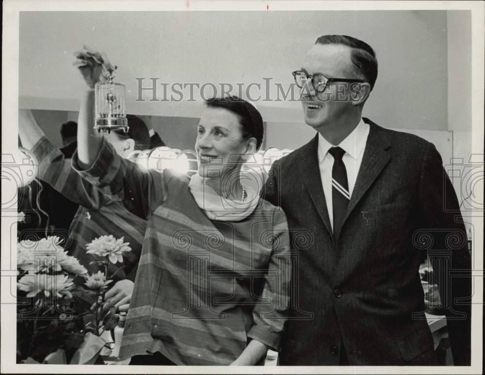 1965 Press Photo Bea Lillie clowns for Richard Sinnott, censor, backstage Boston- Historic Images