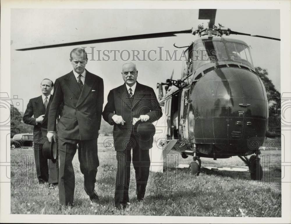 1955 Press Photo Prince Philip leaves helicopter at Windyridge in Nayland.- Historic Images