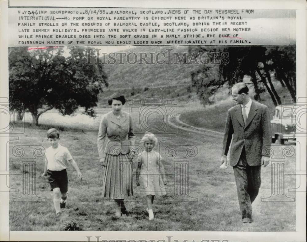 1955 Press Photo Britain&#39;s royal family strolls grounds of Balmoral Castle.- Historic Images