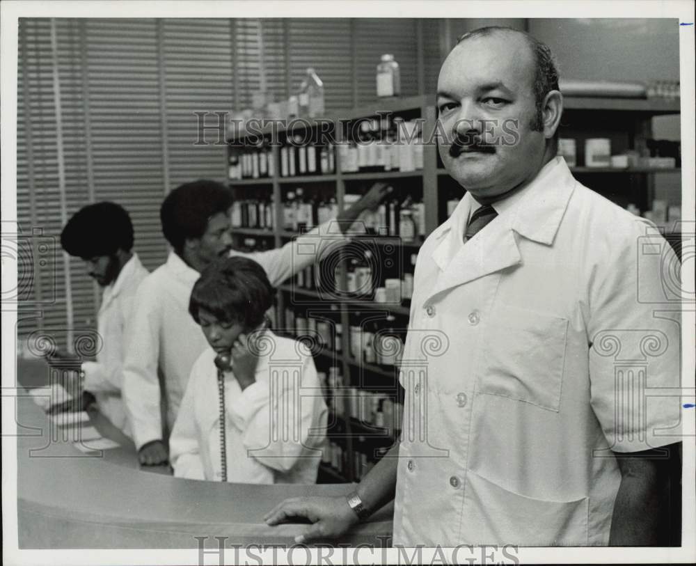 1972 Press Photo Dr. Patrick Wells and TSU students in model pharmacy.- Historic Images