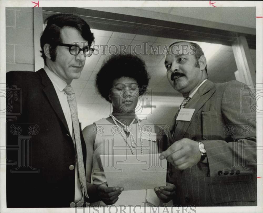 1971 Press Photo Patrick Wells and Wolfe and Mrs. Good talk at TSU. - hpa74861- Historic Images