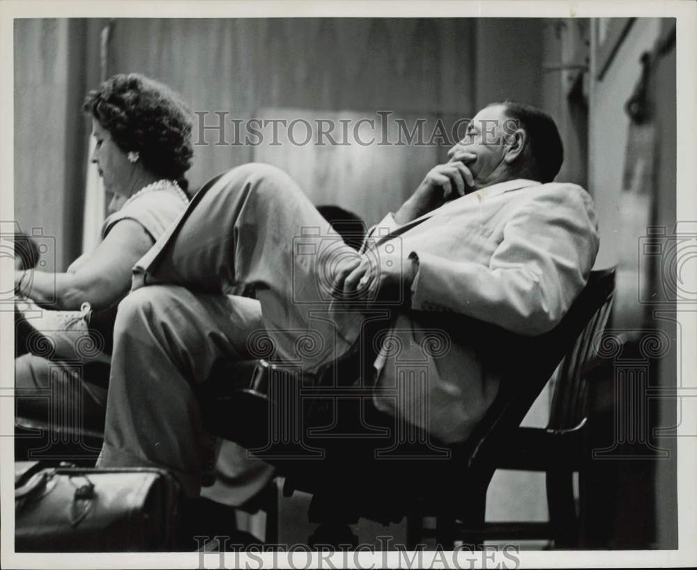 1960 Press Photo Mrs. H.W. Cullen and Stone Wells shown at meeting. - hpa74862- Historic Images